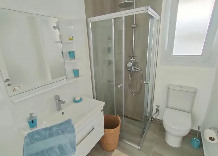 Relaxing Beachfront アパート Vokolidha